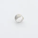 Anillo abierto de plata 925 con acabado satinado y dos apliques en forma de lágrima en los extremos.