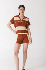 Short tejido en jersey color marrón con detalles de rayas verticales en color crema y ribete naranja.