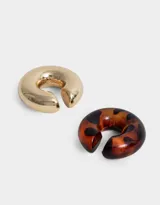 Set de dos earcuffs estilo chunky: uno en carey y otro dorado.