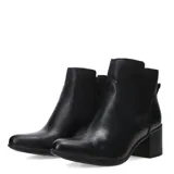 Bota caña baja de cuero color marrón con detalle de perforaciones y tacón medio.