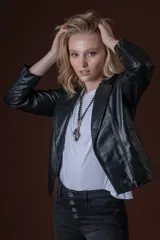 Campera de cuero negra con cierre frontal y diseño ajustado, ideal para looks casuales.