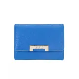 Monedero azul de simil cuero con broche imán y logo metálico. Interior con tarjetero y lugar para billetes. Bolsillo al dorso.