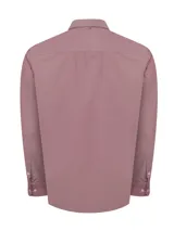 Camisa de vestir color ladrillo, de corte regular, con cuello clásico, manga larga y bolsillo en el pecho con logo bordado.