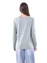 Remera marrón de manga larga con cuello redondo y detalle de botones dorados en los hombros.