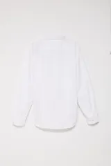 Camisa blanca de manga larga con cuello clásico y cierre frontal con botones.