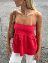 Top de tubo rojo, sin tirantes y de corte holgado.