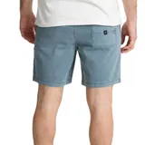 Bermuda de hombre color celeste con bolsillos laterales y traseros.