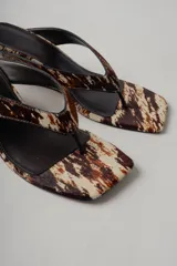Sandalias con plataforma marrón y blanco con estampado animal print.
