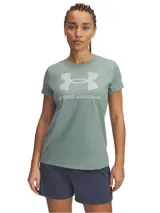 Remera verde de mujer Under Armour con logo grande estampado en el pecho.