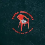 Remera negra con efecto acid wash, corte holgado y estampa frontal con un diseño abstracto en rojo y blanco.