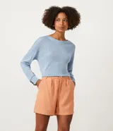 Blusa celeste de viscosa con cuello redondo, mangas largas y puños con botones.