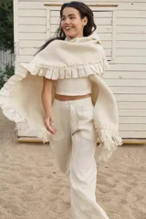 Pantalón palazzo color crudo, confeccionado en lino 100%.