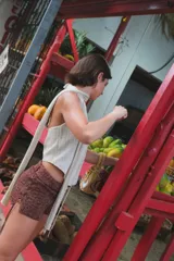 Top tejido color crudo con espalda descubierta y entrelazado frontal con cordones.