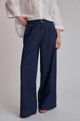 Pantalón de jean azul oscuro, de corte ancho y tiro alto.