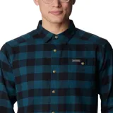 Camisa de franela de manga larga, con bolsillo en el pecho y diseño a cuadros en tonos marrón y verde.