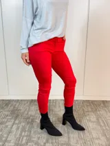 Pantalón de vestir rojo, de corte ajustado, con bolsillos delanteros y falsos bolsillos traseros.