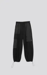 Pantalón jogger negro con bolsillos cargo y cintura elastizada.