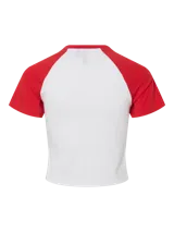 Camiseta blanca con mangas cortas raglán rojas y estampado frontal con la leyenda "Paris France 1982 Le Marais" en rojo.