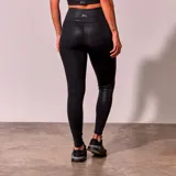Calza larga deportiva negra con textura reptil.