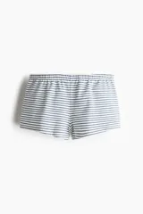 Short de punto blanco con rayas horizontales azules y cintura elástica.