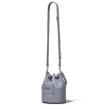 Bolso bombonera de cuero gris con el logo de Marc Jacobs estampado en negro. Tiene asa de mano de cuerda plateada y correa de hombro ajustable.