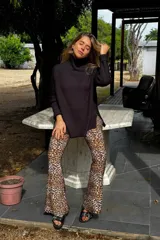 Pantalón palazzo de seda fría con estampado animal print de leopardo. Tejido liviano y cómodo con elasticidad en ambos sentidos.