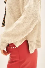 Sweater color beige de lino y algodón, de corte holgado y mangas largas.