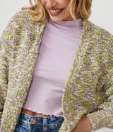 Saco alargado de punto con abertura frontal, tejido con hilo metálico y diseño multicolor en tonos verde y lila.