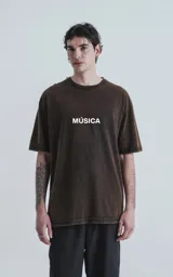 Remera negra de algodón con cuello redondo y calce oversize. Estampado en el frente con motivos musicales y la palabra "Música" en blanco.