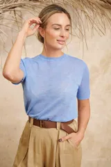 Remera celeste de hilo fino con cuello redondo y mangas cortas.