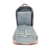 Mochila rectangular color beige, con múltiples bolsillos frontales y laterales, correas ajustables y asa superior.