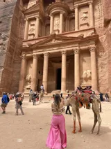 Pantalón fucsia de tiro alto y corte palazzo con aberturas laterales en el ruedo y lazo en la cintura.