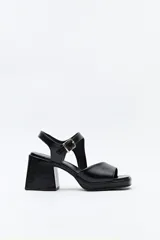 Sandalias negras con plataforma fina y taco ancho forrado. Incorporan pulsera con hebilla metálica y capellada ancha.