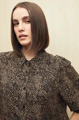 Camisa marrón con estampado animal print, cuello clásico, abotonadura frontal y mangas largas con puños elastizados.