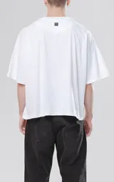 Remera blanca de manga corta con calce boxy fit, realizada en tejido jersey 24/1 americano.
