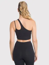 Top deportivo negro asimétrico de un hombro con una mini abertura y una tira delgada. Cuenta con sujetador integrado en el interior y almohadillas removibles.