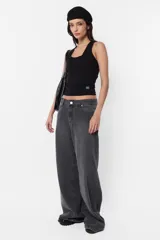 Musculosa blanca de algodón con lycra, corte ajustado y detalle de plastisol transparente en el ruedo.