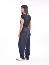 Pantalón de jean negro de corte recto, tiro medio y lavado gastado.