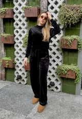 Pantalón de jogging negro de terciopelo con cintura media ajustable con cordón, bolsillos laterales tipo cargo y corte holgado.