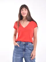 Remera negra de algodón con cuello en V y mangas cortas.