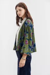 Kimono corto de viscosa crepe con efecto arrugado y estampado tie dye.