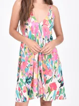 Vestido negro de corte holgado, con escote en V profundo y tirantes finos ajustables.