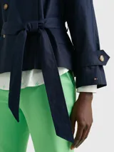 Chaquetón azul marino de algodón orgánico con doble botonadura, solapas con muescas, puños con tiras con botón y cinturón anudable.