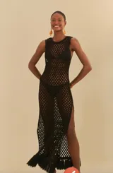 Vestido largo de crochet calado color blanco, sin mangas y con cuello redondo. Ideal para usar sobre traje de baño.