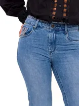 Pantalón de jean celeste de corte recto, tiro medio y pierna regular.