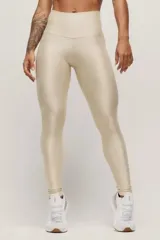 Calza larga color beige de tiro alto, con bolsillo lateral y confeccionada en tejido suave de poliamida y elastano.
