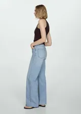 Pantalón de jean celeste de corte recto, tiro alto y bajo desflecado.