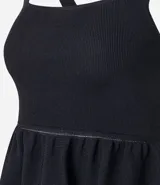 Blusa de punto color negro, con escote cuadrado, breteles anchos y corte peplum.