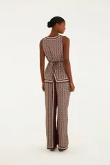 Pantalón de corte holgado y cintura alta con estampado geométrico en tonos borgoña, beige y gris.