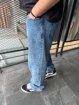 Pantalón de jean celeste con corte amplio y tiro alto.